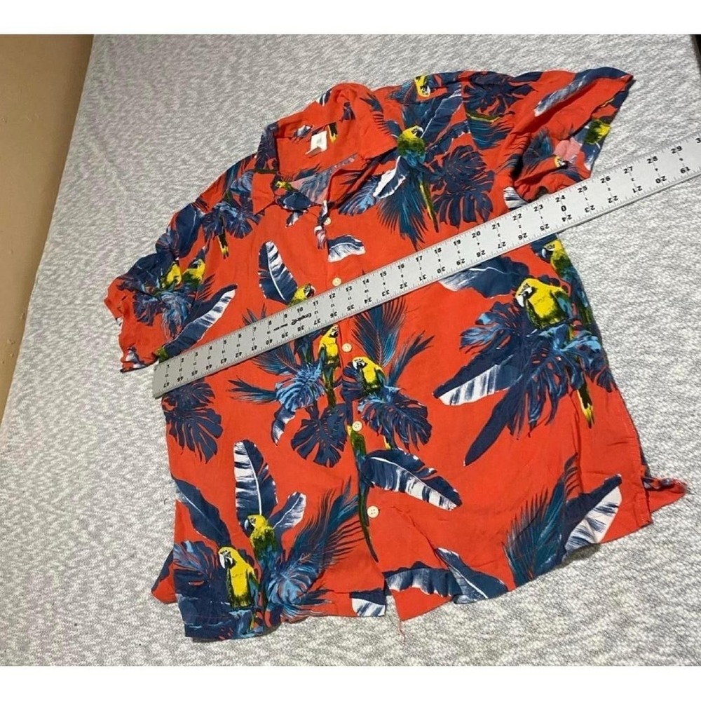H&M button-up red tropical shirt with blue parrots and leaves men XL. SKU-B669 - Picture 4 of 5